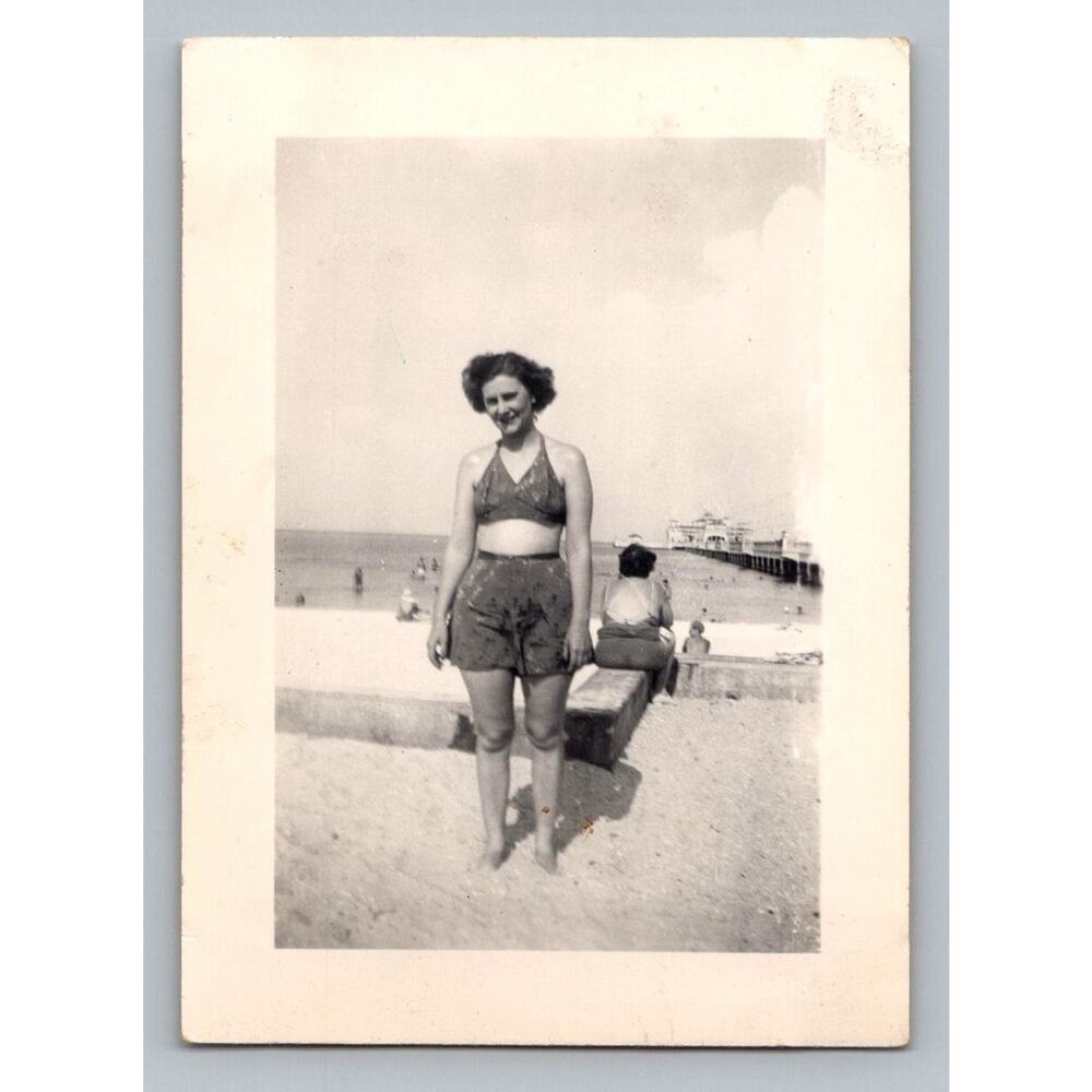 2 Piece Swimsuit Woman 1940s Snapshot Photograph St Petersburg Beach Fl - Picture 1 of 2